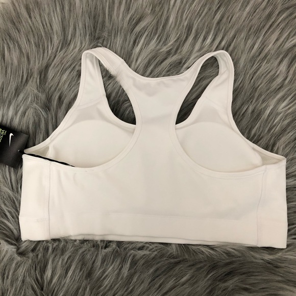 Nike women’s Sport Bra - NEW - Picture 3 of 6